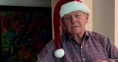 أنتونى هوبكنز (84 عامًا) يشارك متابعيه وصلة رقص بمناسبة الكريسماس
