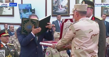رئيس شركة النصر للكيماويات يهدى الرئيس السيسي مصحفا