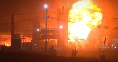 فرنسا تسيطر على حريق ضخم بمصنع للبطاريات بالمنطقة الصناعية فى روان.. فيديو