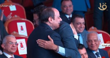 الرئيس السيسي يحتضن شابا من "قادرون باختلاف" استجابة لرغبته.. صور