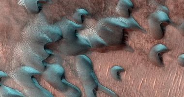 كيف يكون الشتاء على سطح المريخ؟.. ناسا تلتقط رقاقات ثلجية مكعبة وكثبان ضخمة