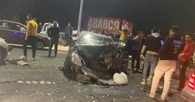 إصابة شخصين بسبب تصادم سيارتين فى القاهرة الجديدة.. صور