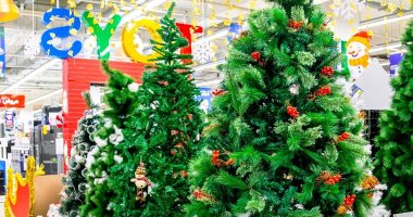 مصممة ديكور: تزيين شجرة الكريسماس يختلف من عام لآخر و"البيضاء" موضة 2023