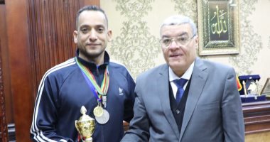 محافظ المنيا يكرم اللاعب محمد أنور لإنجازاته في بطولتى عالم جماعيتين لمتحدي الإعاقة
