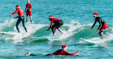 بابا نويل تحت الصفر.. مغامرات ركوب الأمواج بملابس سانتا كلوز بسواحل فلوريدا