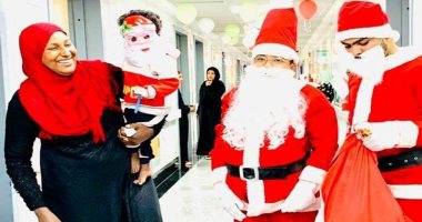 "بابا نويل" يوزع الهدايا على أطفال مستشفى الكرنك بالأقصر احتفالا بالعام الجديد