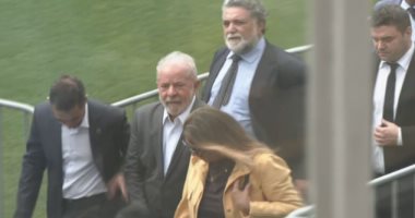 رئيس البرازيل يودع بيليه من ملعب سانتوس.. فيديو