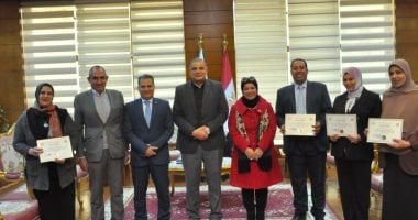 رئيس جامعة كفر الشيخ يسلم شهادة اعتماد 4 برامج لعميد كلية التربية النوعية