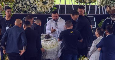 جماهير البرازيل تلقي النظرة الأخيرة على جثمان بيليه في ملعب سانتوس.. صور