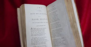 عمرها 236 عامًا.. عرض نسخة نادرة من ديوان الشاعر الاسكتلندي روبرت بيرنز