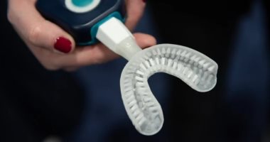 جهاز جديد يحتوى على 35000 شعيرة نايلون ينظف أسنانك فى 10 ثوان