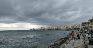 سحب كثيفة تغطى سماء الإسكندرية وانخفاض فى درجات الحرارة.. فيديو وصور