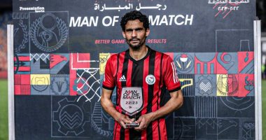 محمد نجيب يحصل على جائزة رجل مباراة الزمالك والداخلية