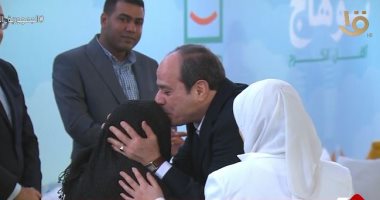الرئيس السيسي يقبل رأس سيدة عجوز ويتناول الإفطار مع أهالى قرية أم دومة بسوهاج