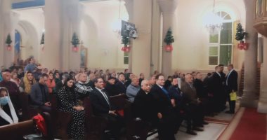 كنائس الإسكندرية تصلي قداس عيد الميلاد المجيد وتستقبل المهنئين.. صور
