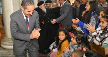 محافظ الغربية يوزع الهدايا على الأطفال داخل كنيسة العذراء بسمنود.. صور