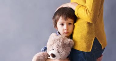 6 طرق بسيطة لتدعمي طفلك الخجول.. "التواصل البصري مهم"