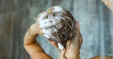 الطريقة الصحيحة لغسل الشعر.. الماء الفاتر فى البداية