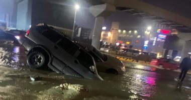 الداخلية: سقوط سيارة بحفرة عمق مترين غمرتها المياه بالقاهرة الجديدة 