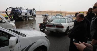 محافظ القاهرة يتفقد الشوارع لمتابعة شفط مياه الأمطار