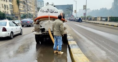 الجيزة تواصل جهود رفع آثار مياه الأمطار بشوارع العجوزة والدقى.. صور