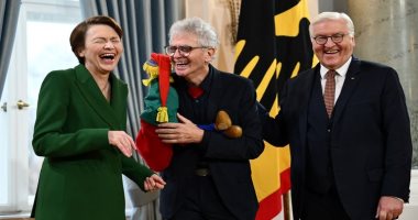 "العودة إلى الطفولة".. "دمية" تثير ضحكات الرئيس الألماني وزوجته.. صور