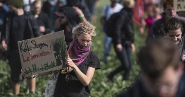 اشتباكات عنيفة مع نشطاء المناخ فى ألمانيا أثناء إخلاء قرية لاستخراج الفحم