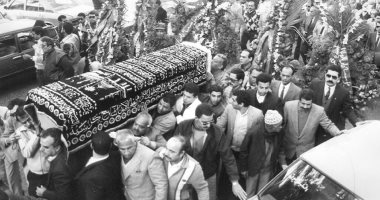 صور نادرة من جنازة إحسان عبد القدوس في ذكرى وفاته بحضور نجيب محفوظ ويوسف إدريس