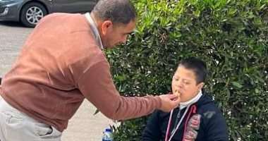 وزير التعليم يشكر المعلم صاحب صورة إطعام طفل من ذوى الهمم: يعكس إنسانيته