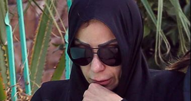 انهيار ريم البارودى بجنازة والدها فى مسجد السلام مدينة نصر