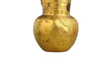 إناء من الذهب من مقتنيات المعبود باستت فى متحف التحرير .. صورة