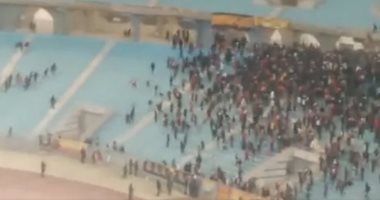 اشتباكات قوية بين جماهير الترجى والأمن خلال لقاء النجم بالدوري التونسي.. فيديو وصور