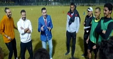 سيد معوض يحاضر لاعبيه خلال منافسات الجولة الثانية من "كابيتانو مصر"
