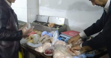 ضبط مواد غذائية منتهية الصلاحية ولحوم فاسدة في حملة على مطاعم سوهاج 