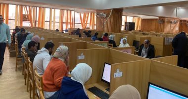 طلاب كليات القطاع الطبي بجامعة كفر الشيخ يؤدون امتحانات الفصل الدراسي الأول إلكترونيًا