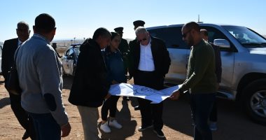 محافظ جنوب سيناء يتفقد القرية التراثية ويتابع فعاليات السباق التنشيطي للهجن