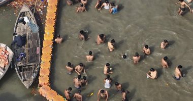 الآلاف من الهندوس يتطهرون من خطاياهم بالغطس فى نهر الجانج