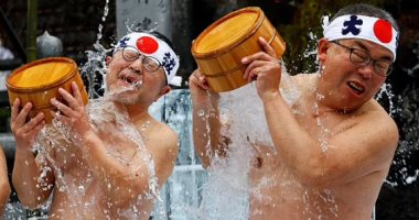 يابانيون يؤدون طقوس "الشنتو" فى احتفال التحمل السنوى للمياه الباردة.. صور