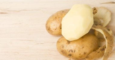 استخدامات مختلفة لقشر البطاطس.. يلمع الشعر وأدوات المطبخ الفضية 
