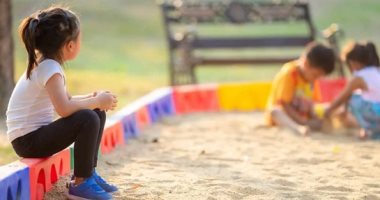 اليوم العالمي للطفل الانطوائي.. 6 نصائح تساعده وتعالج أخطاء الآباء 