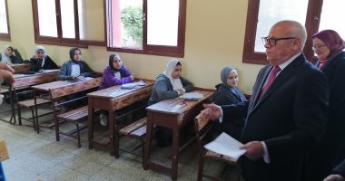 محافظ بورسعيد يتفقد لجنة امتحانات الشهادة الإعدادية بمدرسة الزهور.. صور