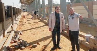 رئيس مركز ملوى يتفقد أعمال تنفيذ مشروعات "حياة كريمة" بقرية المعصرة