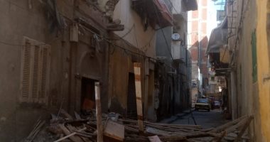 سقوط أجزاء من عقار قديم بلا سكان فى الإسكندرية دون إصابات.. صور