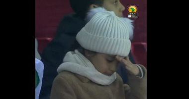 "كاف" يبحث عن طفلة خطفت الأنظار فى مباراة الكاميرون والكونغو للمحليين
