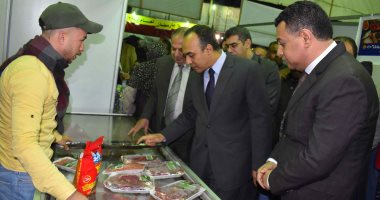  نائب المحافظ يفتتح معرض "أهلا رمضان" في مدينة المنيا بأسعار مخفضة.. صور