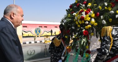 البوكس نيوز – محافظ قنا ومدير الأمن يضعان إكليلا من الزهور على النصب التذكارى لشهداء الشرطة