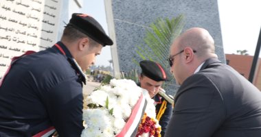 محافظ بنى سويف يضع إكليل الزهور على النصب التذكارى للشهداء بعيد الشرطة 71