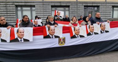 الجالية المصرية فى برلين تحتفل بعيد الشرطة بصور الرئيس وأعلام مصر.. فيديو