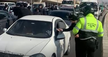 أمن الجيزة يستقبل قائدى السيارات وأطفالهم بالهدايا احتفالا بعيد الشرطة.. فيديو