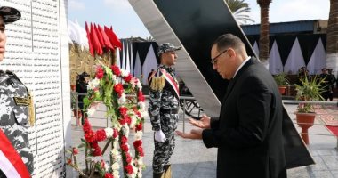 محافظ الشرقية ومدير الأمن يضعان إكليلاً من الزهور على النصب التذكارى لشهداء الشرطة